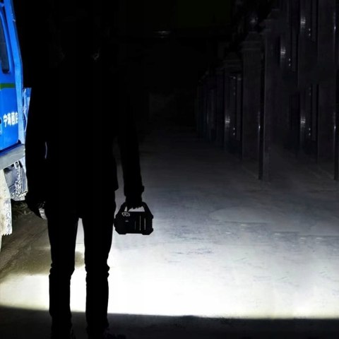 Latarka reflektor i szperacz BNTRADE 1200 lm LED