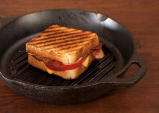 Patelnia żeliwna grillowa 26 cm